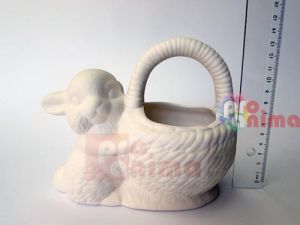 Керамична фигура за декорация - заек с кошница