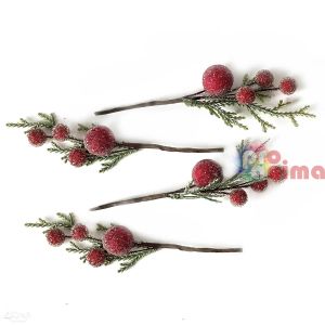 Клонки с червени плодове за декорация, заскрежени