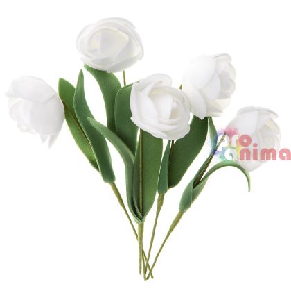 бели декоративни розички на клонка